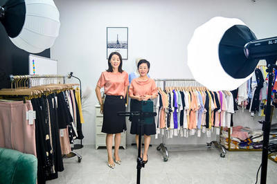 她在鄭州曾靠服裝批發(fā)一天凈賺10萬,如今轉(zhuǎn)戰(zhàn)直播帶貨,9個(gè)月增粉17萬